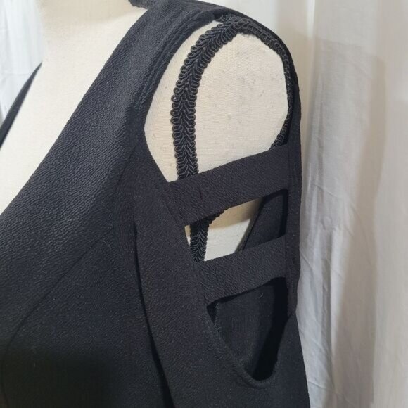 🏷5 for $25🏷 Sarah la Size M Black Deep V Cold Shoulder Chic Long Sleeve Dress - Picture 4 of 9